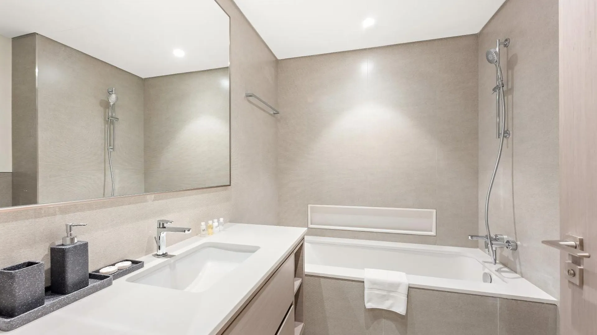 Sml Vacation Homes - Sky High Apartments With Burj Khalifa And Dubai Fountain Views At Grande Signature, Downtown Dubai