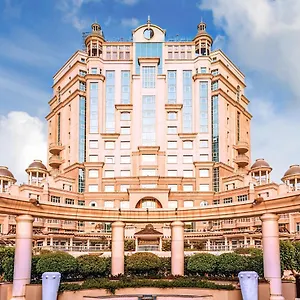 Swissotel Al Murooj 호텔